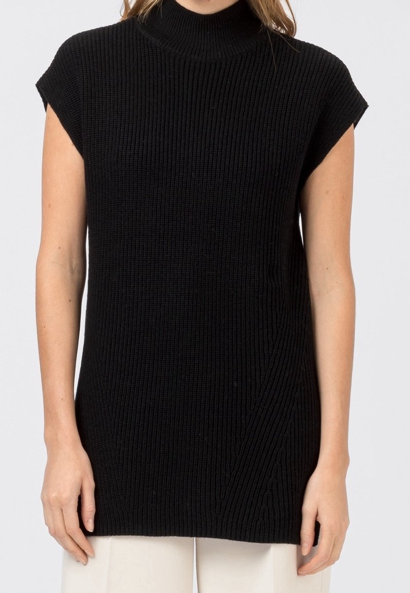 Musta ilmanhiha turtleneck, jossa on röyhelötekstuuri, suora leikkaus ja hienovarainen vinoraitapaneeli edessä.