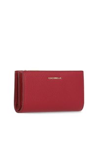 Rode leren portemonnee met een gestructureerde afwerking, voorzien van een gouden logo, gevouwen ontwerp en een ritsvak. Compacte en functionele stijl.