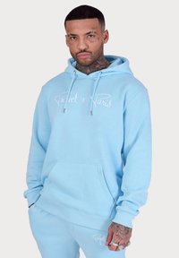 Felpa leggera blu con tasca anteriore a marsupio, logo ricamato bianco, cappuccio con cordini e polsini a costine. Materiale morbido e vestibilità rilassata.