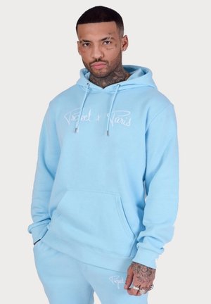 Sudadera azul claro con un bolsillo canguro frontal, logo bordado en blanco, capucha con cordón y puños acanalados. Material suave y corte relajado.