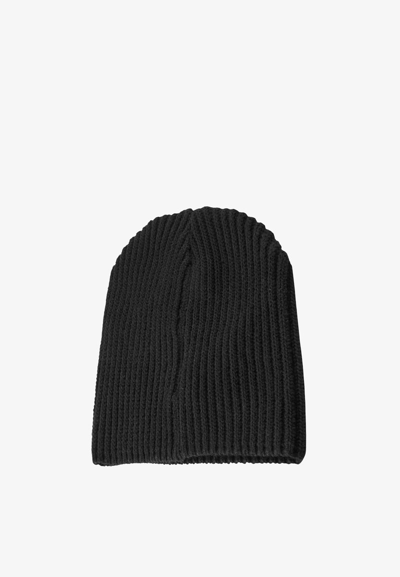 Sort strikket hue med ribbet tekstur, afrundet top og en foldet skygge. Lavet af blødt stof, velegnet til koldt vejr.