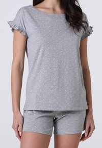 Completo di top a maniche corte grigio e pantaloni abbinati, realizzato in morbido materiale con pois bianchi, caratterizzato da bordi delle maniche arricciati e una vestibilità comoda.
