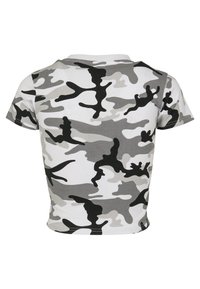Trumpas rankovėmis T-shirt pilkai baltu kamufliažo raštu, pagamintas iš minkštos medvilnės, su apvaliu kaklu ir prigludusia forma.