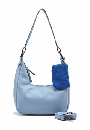 Sac à bandoulière en cuir bleu clair avec bandoulière détachable et petite pochette bleue texturée attachée à un anneau métallique sur le côté.