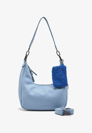 Sac à bandoulière en cuir bleu clair avec bandoulière détachable et petite pochette bleue texturée attachée à un anneau métallique sur le côté.