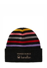Cappellino a maglia nero con strisce orizzontali colorate in giallo, rosa, grigio, rosso e viola, con la scritta "Stranger Colors of Benetton" sul risvolto.