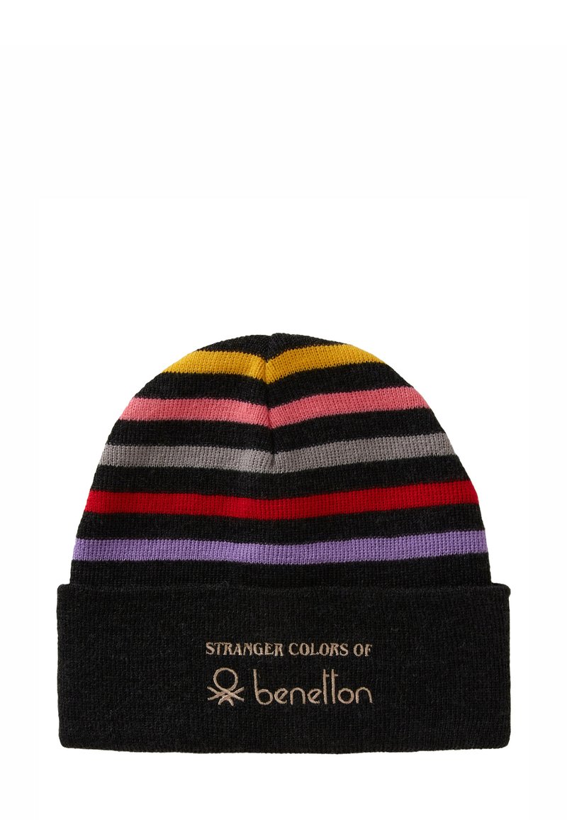 Cappellino a maglia nero con strisce orizzontali colorate in giallo, rosa, grigio, rosso e viola, con la scritta "Stranger Colors of Benetton" sul risvolto.