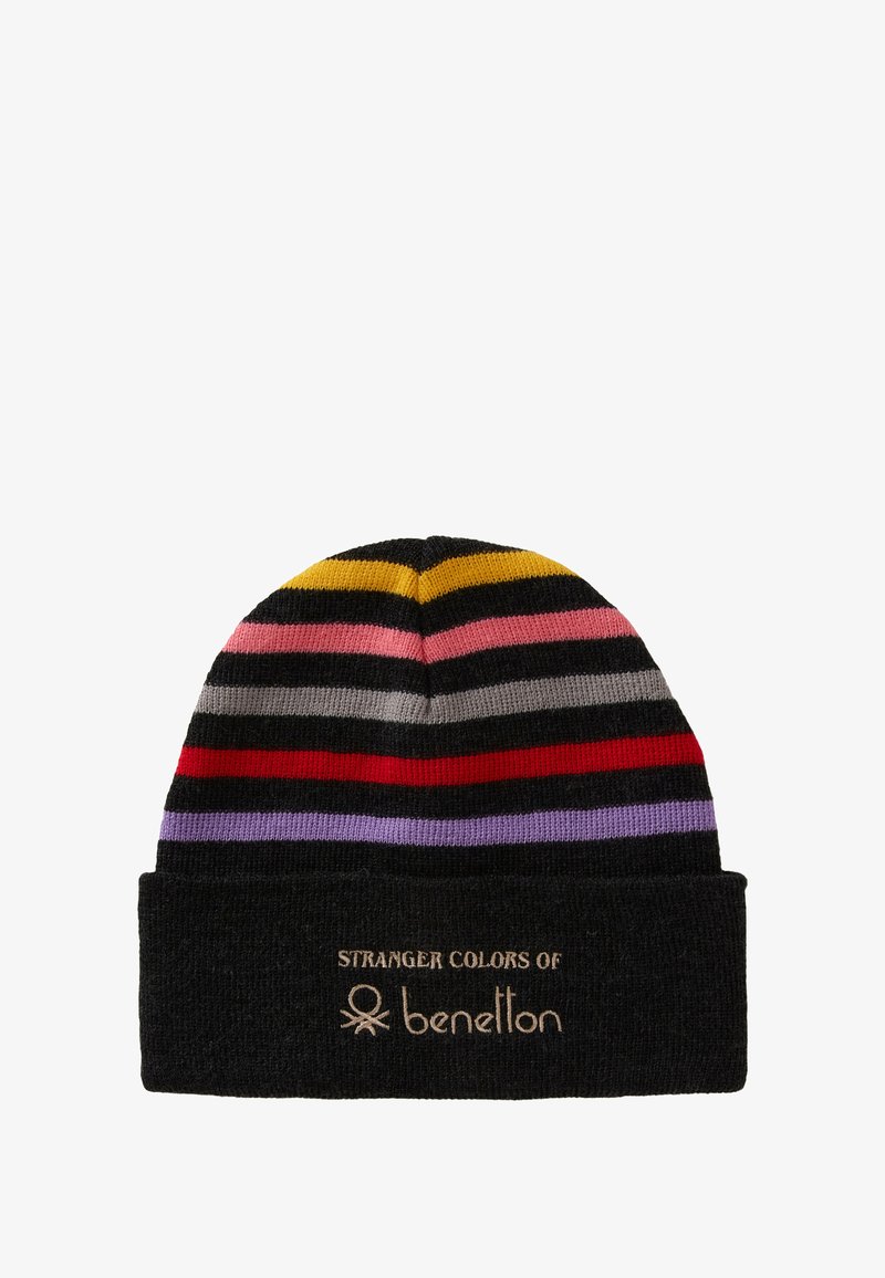 Cappellino a maglia nero con strisce orizzontali colorate in giallo, rosa, grigio, rosso e viola, con la scritta "Stranger Colors of Benetton" sul risvolto.