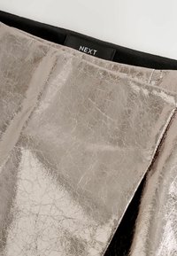 REGULAR FIT - METALLIC - Zavinovacia sukňa - dark grey