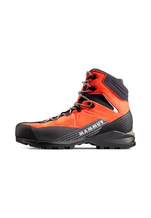 Buty trekkingowe z czarną i pomarańczową syntetyczną cholewką, zakrzywionym kołnierzem, sznurowanym przodem oraz teksturowaną gumową podeszwą o agresywnym bieżniku.