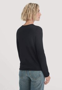 Schwarzes Langarm-T-Shirt in bequemer Passform, aus weichem Stoff gefertigt, mit klassischem Rundhalsausschnitt und schlichtem Design.