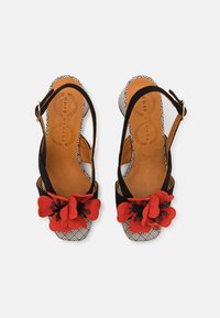 Chie Mihara Sandalai - orange