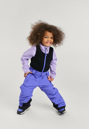 Abbigliamento per bambini con un gilet nero, una maglietta a maniche lunghe viola e pantaloni da neve blu con accenti neri. Tessuti strutturati, tasche funzionali e cerniere.