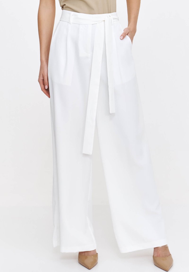 Białe szerokie spodnie wykonane z lekkiej tkaniny, z paskiem w talii i bocznymi kieszeniami, o gładkiej fakturze i czystych liniach.