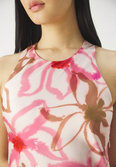 Top senza maniche in tessuto leggero con motivo floreale rosa. Presenta un colletto rotondo e una consistenza morbida, mescolando tonalità di rosa e marrone.