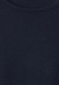 Tessuto a coste navy con scollatura rotonda, caratterizzato da una texture liscia e da cuciture uniformi. Nessun motivo o accentuazione visibile.