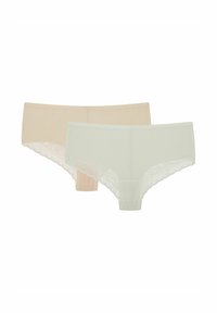 Dwie pary damskich majtek; jedne w jasnym beżu, a drugie w delikatnej zieleni. Każda z nich ma falbaniasty koronkowy wykończenie na brzegach. Gładka tekstura materiału.