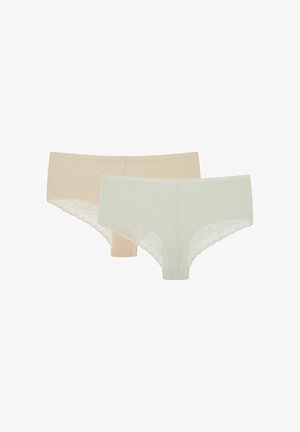 Dwie pary damskich majtek; jedne w jasnym beżu, a drugie w delikatnej zieleni. Każda z nich ma falbaniasty koronkowy wykończenie na brzegach. Gładka tekstura materiału.