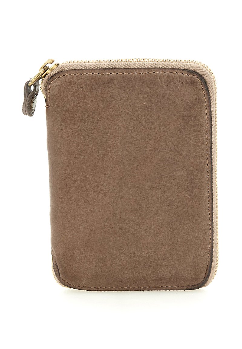 Portafoglio in pelle marrone con cerniera, con cuciture visibili e tirante in ottone, mostrato chiuso su uno sfondo bianco.