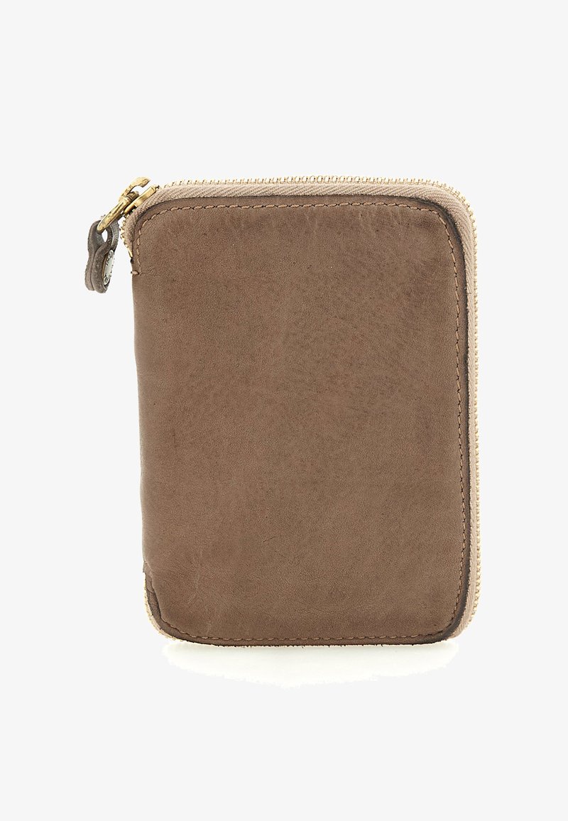 Portafoglio in pelle marrone con cerniera, con cuciture visibili e tirante in ottone, mostrato chiuso su uno sfondo bianco.