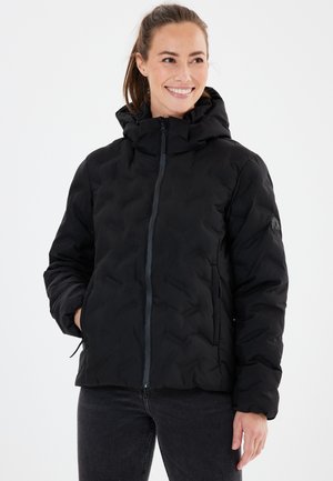 Schwarze isolierte Jacke mit Kapuze, die über ein gestepptes Design, einen hohen Kragen und einen Reißverschluss verfügt. Dezentes Logo auf dem linken Ärmel.