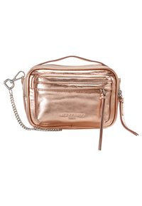 Rosaguld metallisk crossbody-väska med en texturerad yta, flera fack med dragkedja, en kedjesnor och ett märkesdetalj på framsidan.