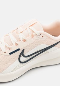 Nike Performance DOWNSHIFTER 13 - Katujuoksukengät - guava ice, armory,navy sail