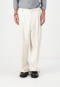 HUGO FEDIX - Pantalones - natural