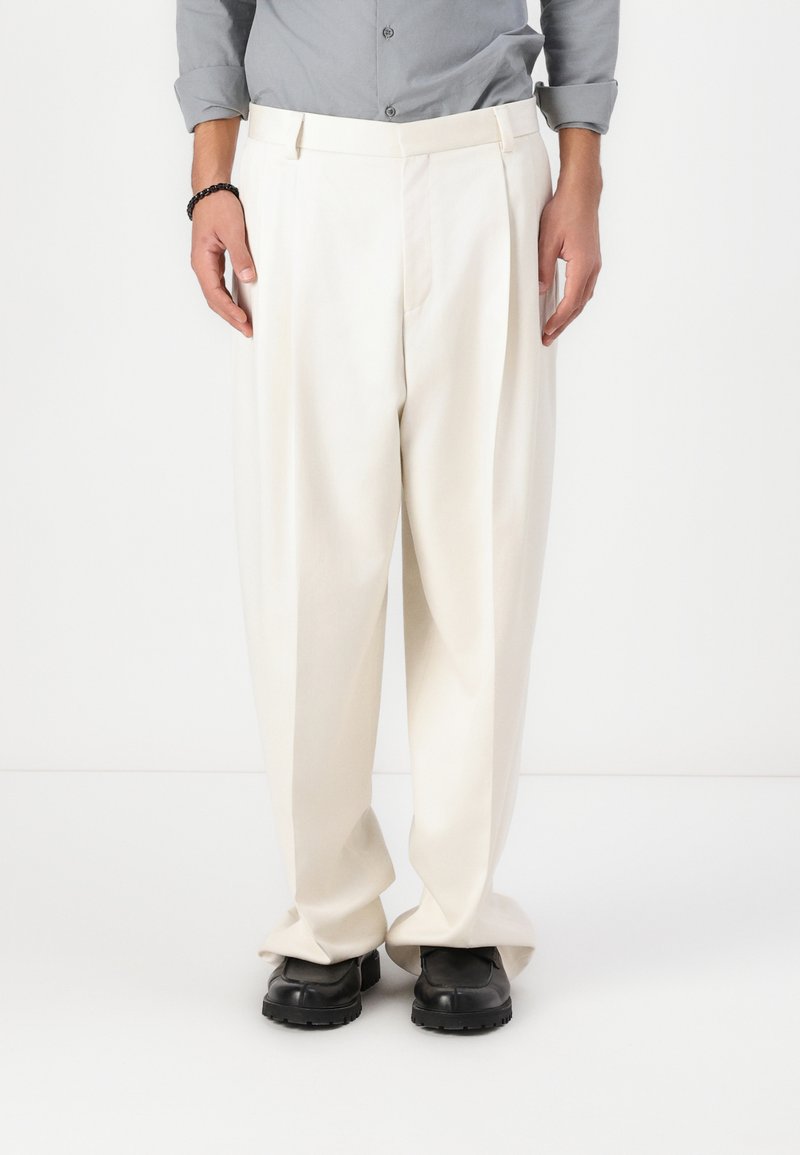 HUGO FEDIX - Pantalones - natural