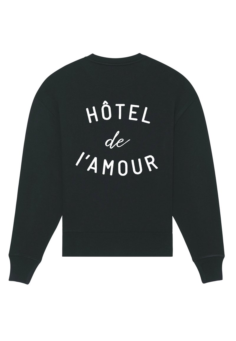 Svart sweatshirt med vit text "HÔTEL de l'AMOUR" tryckt på ryggen i böjda linjer, med långa ärmar och ribbade manschetter och hem.