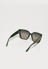 Guess Occhiali da sole - shiny dark green/gradient smoke