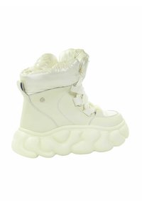 Masywne białe botki z błyszczącą, wyściełaną cholewką, teksturowaną, gumową podeszwą i zaokrąglonym, chmurkowym kształtem. Posiadają sznurowanie z przodu i akcent z logo.