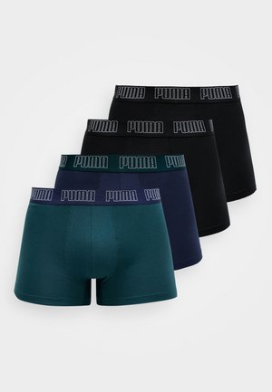 Cztery pary męskich majtek typu bokserki w kolorach teal, granatowym, czarnym i szarym, z elastycznymi paskami w kontrastujących kolorach z powtarzającym się logo "PUMA".