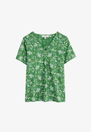 Roheline lühikeste varrukatega pluus, millel on V-kaelus ja kerge sinise ja kollase lillemustriga, valmistatud kergest ja siledast kangast.