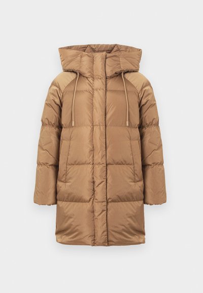 Hnedý puffový kabát s kapucňou, s prešívaným dizajnom, sťahovaním a dlhými rukávmi. Hladký vonkajší materiál s mierne lesklým povrchom.