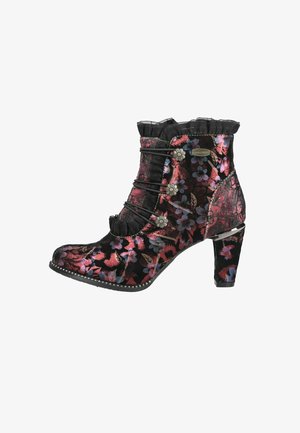 Schwarzer Knöchelstiefel mit mehrfarbigem Blumenmuster, Rüschenbesatz, dekorativen Knöpfen und einem klobigen mittelhohen Absatz.