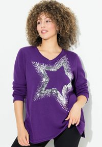 Maglione viola lavorato a maglia con scollo a V, caratterizzato da un design di stelle argento realizzato con paillettes, maniche lunghe e una vestibilità morbida.