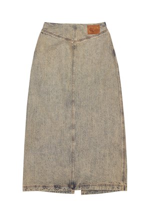 Jupe midi en denim avec une coupe droite, de couleur bleu clair, et des coutures visibles. Présente une étiquette en cuir marron à la taille.