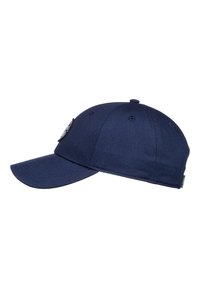 Cappellino da baseball in tessuto blu con visiera curva, dotato di occhielli di ventilazione e una patch circolare con logo sulla parte anteriore.