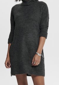 Robe pull gris charbon tricotée avec col haut, manches trois-quarts et ourlet légèrement évasé ; matière texturée et coupe décontractée.