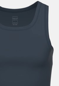 Mörkblå organic cotton linne med rund halsringning och ärmlös design. Har ren sömnad och en etikett med varumärkesinformation.