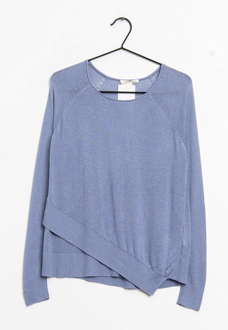 Pull bleu clair à manches longues avec col rond et ourlet côtelé asymétrique, suspendu à un cintre noir sur un fond blanc.