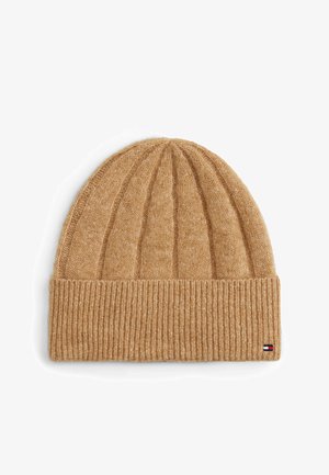 Berretto lavorato a maglia marrone con coste verticali e risvolto. Presenta una consistenza morbida e un piccolo logo colorato sul lato.