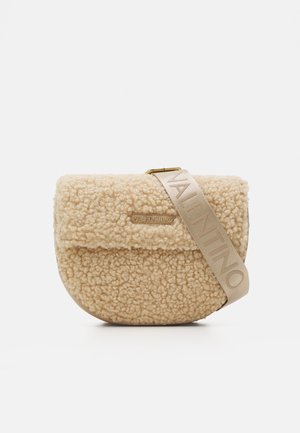 Beige skuldertaske i shearling med klap, guld Valentino-logo og bredt stofrem med prægning af Valentino-branding.