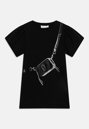 T-shirt noir avec un imprimé graphique d'un sac à main noir à bandoulière en chaîne et à pompons, manches courtes bouffantes et col rond.