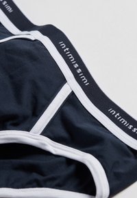 Mörkblå herrunderkläder med vit elastisk midjeband som har varumärket "intimissimi" i kontrasterande svart text. Mjuk tygkvalitet, formsydd design.