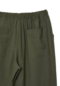 Olivgrüne, leichte Stoffhosen mit elastischem Bund und zwei seitlichen aufgesetzten Taschen. Glatte Textur, entspannte Passform.