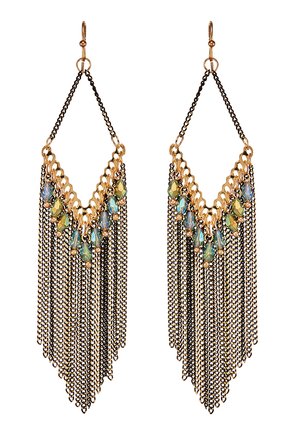 Boucles d'oreilles dorées avec un design de frange en chaîne, ornées d'accents de cristal colorés en forme triangulaire. Métal texturé et détails scintillants.