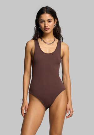 Brun, ærmeløs bodystocking i blød, strækbar stof med en rund halsudskæring og højt skåret ben, der viser et enkelt, strømlinet design.