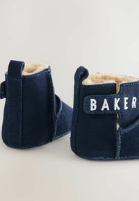 Tmavomodré zamatové detské topánočky s kožušinovou podšívkou, vybavené suchým zipsom s nápisom "BAKER" a kontrastným prešitím.